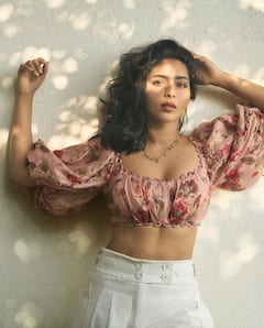 Aishwarya Lekshmi Photos: పూలటాప్ లో కళకళలాడుతున్న 'పొన్నియన్ సెల్వన్ ' సముద్ర కుమారి!