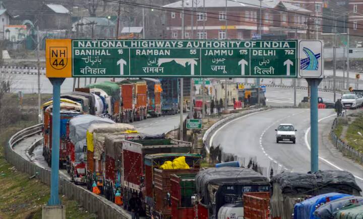 ਇਸ ਤੋਂ ਇਲਾਵਾ ਨੈਸ਼ਨਲ ਹਾਈਵੇਅ ਅਤੇ ਐਕਸਪ੍ਰੈਸ ਵੇਅ 'ਤੇ ਵੱਖ-ਵੱਖ ਥਾਵਾਂ 'ਤੇ ਹੈਲਪਲਾਈਨ ਨੰਬਰ ਲਿਖੇ ਹੋਏ ਹਨ, ਤੁਸੀਂ ਤੁਰੰਤ ਮਦਦ ਲਈ ਇਨ੍ਹਾਂ 'ਤੇ ਕਾਲ ਵੀ ਕਰ ਸਕਦੇ ਹੋ।