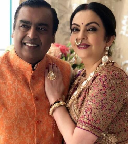 ਇਸ 'ਚ ਅੰਬਾਨੀ ਪਰਿਵਾਰ ਦੀਆਂ ਔਰਤਾਂ ਦੇ ਕੱਪੜਿਆਂ ਅਤੇ ਗਹਿਣਿਆਂ ਦੀ ਵੀ ਕਾਫੀ ਚਰਚਾ ਹੋਈ। ਪਰ ਇਸ ਤੋਂ ਇਲਾਵਾ ਇਕ ਹੋਰ ਗੱਲ ਵੀ ਸੀ ਜਿਸ ਨੇ ਲੋਕਾਂ ਦਾ ਕਾਫੀ ਧਿਆਨ ਖਿੱਚਿਆ। ਇਹ ਅੰਬਾਨੀ ਔਰਤਾਂ ਦੇ ਹੱਥਾਂ 'ਤੇ ਬੰਨ੍ਹਿਆ ਕਾਲਾ ਧਾਗਾ ਸੀ। ਜੀ ਹਾਂ, ਜੇਕਰ ਤੁਸੀਂ ਧਿਆਨ ਨਹੀਂ ਦਿੱਤਾ ਤਾਂ ਤੁਹਾਨੂੰ ਦੱਸ ਦੇਈਏ ਕਿ ਫੰਕਸ਼ਨ ਦੇ ਹਰ ਲੁੱਕ 'ਚ ਨੀਤਾ ਅੰਬਾਨੀ ਤੋਂ ਲੈ ਕੇ ਰਾਧਿਕਾ ਮਰਚੈਂਟ ਤੱਕ ਸਾਰਿਆਂ ਨੇ ਆਪਣੇ ਹੱਥਾਂ 'ਤੇ ਕਾਲਾ ਧਾਗਾ ਬੰਨ੍ਹਿਆ ਹੋਇਆ ਸੀ। ਆਓ ਜਾਣਦੇ ਹਾਂ ਇਸ ਦਾ ਕੀ ਕਾਰਨ ਹੈ...