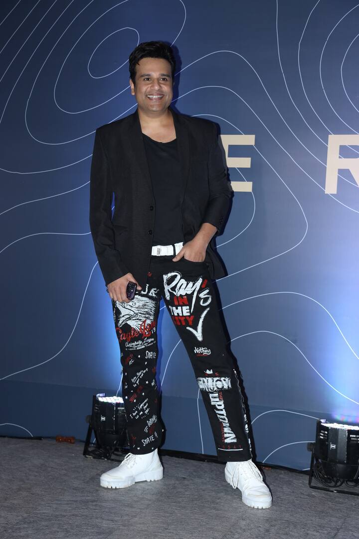 वहीं कृष्णा अभिषेक भी कपिल की पार्टी में स्पॉट किए गए. कृष्णा ने ब्लैक टीशर्ट के साथ ब्लैक ब्लेजर पेयर किया था. उनकी प्रिटेंड जींस काफी अट्रैक्टिव थी.