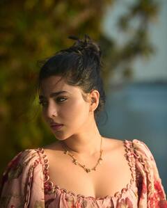 Aishwarya Lekshmi Photos: పూలటాప్ లో కళకళలాడుతున్న 'పొన్నియన్ సెల్వన్ ' సముద్ర కుమారి!