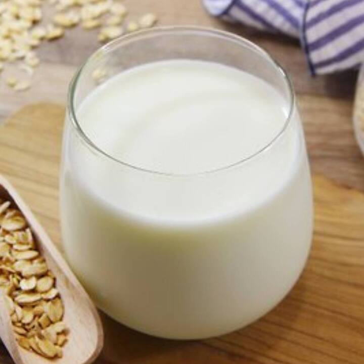 ਇਨ੍ਹਾਂ ਚੀਜ਼ਾਂ ਨੂੰ ਖਾਣ-ਪੀਣ ਨਾਲ ਨਾ ਸਿਰਫ਼ ਹੱਡੀਆਂ ਮਜ਼ਬੂਤ ਹੁੰਦੀਆਂ ਹਨ ਸਗੋਂ ਦੰਦਾਂ ਨੂੰ ਵੀ ਫ਼ਾਇਦਾ ਹੁੰਦਾ ਹੈ। ਕੈਲਸ਼ੀਅਮ ਪੂਰੇ ਸਰੀਰ ਦੀ ਚੰਗੀ ਸਿਹਤ ਨੂੰ ਬਣਾਈ ਰੱਖਣ ਲਈ ਕਾਰਗਰ ਹੈ। ਇੱਥੇ ਜਾਣੋ ਕਿਹੜੀਆਂ ਚੀਜ਼ਾਂ ਵਿੱਚ ਕੈਲਸ਼ੀਅਮ ਦੀ ਚੰਗੀ ਮਾਤਰਾ ਹੁੰਦੀ ਹੈ।