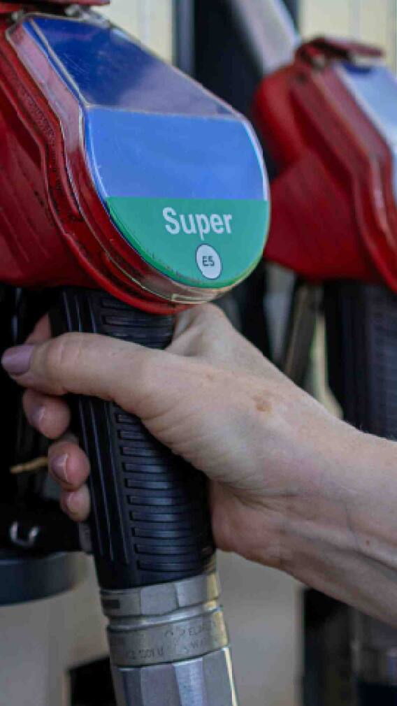 Filling Petrol : पेट्रोल भरतेवेळी या गोष्टी लक्षात ठेवा.