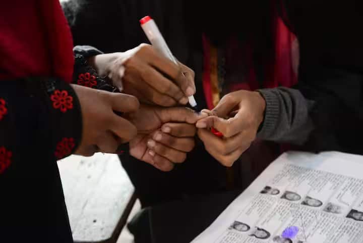 ચૂંટણી પહેલા મતદારોની પણ ઘણી જવાબદારીઓ હોય છે, જે મતદારો પાસે મતદાર કાર્ડ નથી તેઓ તાત્કાલિક તે બનાવી લેવા જોઈએ.