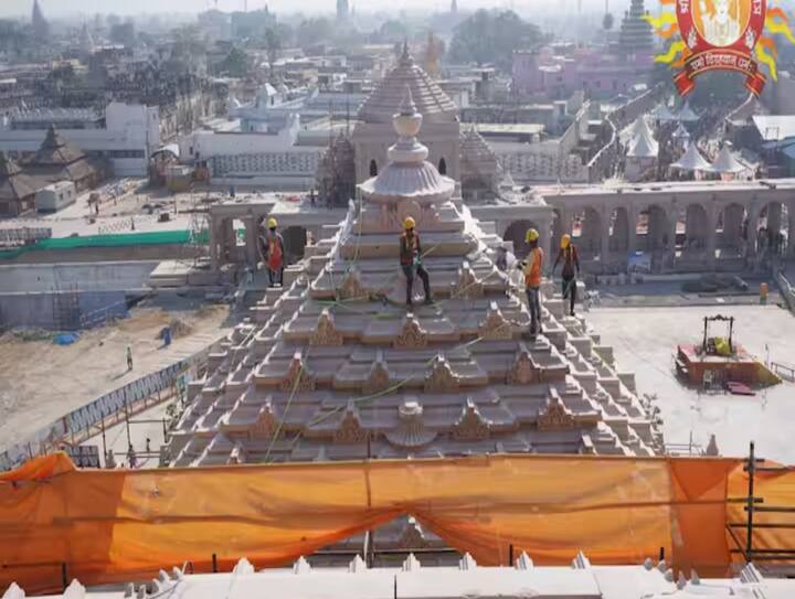 આ તસવીરો જાહેર કરતાં ટ્રસ્ટે લખ્યું- શ્રી રામ જન્મભૂમિ મંદિર નિર્માણ કાર્ય. આ તસવીરોમાં મંદિરની દીવાલો પર અનેક પ્રકારની કલાકૃતિઓ દેખાઈ રહી છે જેને મશીન દ્વારા કોતરવામાં આવી રહી છે.