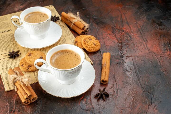 हम भारतीयों के लिए चाय (tea)दिन का एक अहम हिस्सा बन जाती है. चाय के बिना सुबह शुरू नहीं होती और चाय के बिना शाम का स्नेक्स पूरा नहीं होता. चाय ना सिर्फ ताजगी और एनर्जी देती है बल्कि ये दिमाग को भी रिलेक्स देती है. यूं तो चाय की एक चुस्की ही दिमाग तो तरोताजा कर देती है लेकिन अगर आप सिंपल चाय की बजाय इसमें कुछ खास चीजों को मिलाकर पीना शुरू कर दें तो ये आपकी सेहत के लिए काफी फायदेमंद होगा. चलिए आज आपको बताते हैं कि चाय को हेल्दी बनाने के लिए आप इसमें क्या क्या मिलाकर पी सकते हैं.