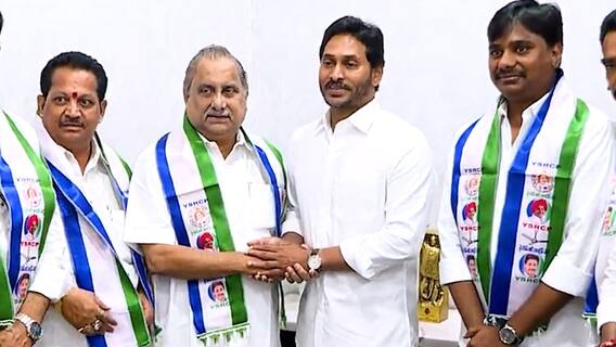 Mudrgada Padmanabham Joined in YSRCP | సీఎం జగన్ సమక్షంలో వైసీపీ చేరిన ముద్రగడ | ABP Desam