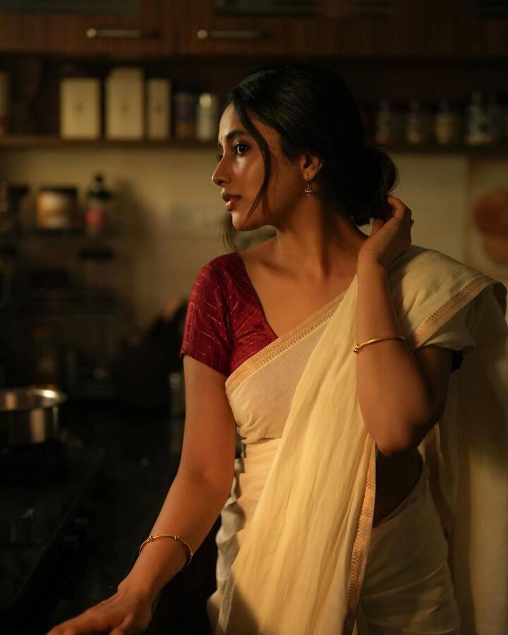 இவரது ரசிகர்கள் இந்த புகைப்படங்களுக்கு ஹார்ட்டுகளை அள்ளி வீசி வருகின்றனர்.