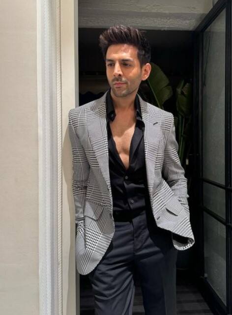 कार्तिक आर्यन का जन्म 22 नवंबर 1990 को हुआ था और मध्य प्रदेश के ग्वालियर से हैं. ग्वालियर में अपनी स्कूली शिक्षा पूरी करने के बाद, वह डी. वाई. पाटिल कॉलेज ऑफ इंजीनियरिंग, नवी मुंबई से बायोटेक्नोलॉजी में इंजीनियरिंग की डिग्री हासिल करने के लिए मुंबई चले आए.हालांकि कार्तिक एक्टर बनना चाहते थे और वे अक्सर अपनी क्लासेस को बंक कर ऑडिशन दिया करते थे.