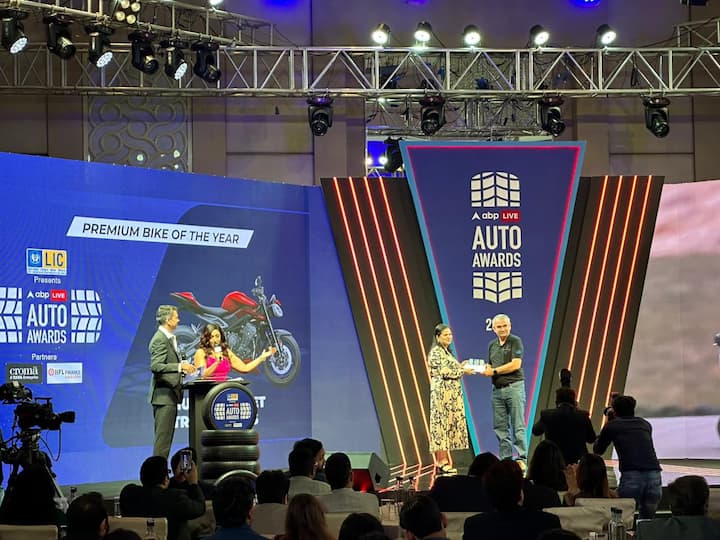 ஆண்டின் சிறந்த பிரீமியம் பைக் - ட்ரையம்ப் ஸ்ட்ரீட் டிரிபிள் 765 ஆர்எஸ்