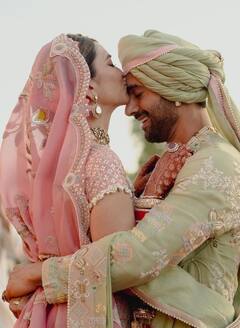 पेस्टल छोड़ कृति ने अपनी शादी में गुलाबी जोड़ा पहन सेट किया ट्रेंड, दूल्हे राजा भी एक टक रह गए देखते