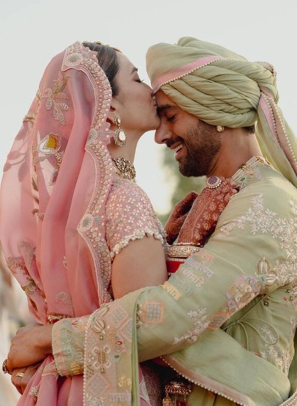 इन तस्वीरों में पुलकित और कृति दूल्हा-दुल्हन के जोड़े में बेहद खूबसूरत लग रहे हैं. वहीं दुल्हन बनी कृति के लहंगे से लेकर उनकी ज्वेलरी भी काफी हटकर लग रही थी.