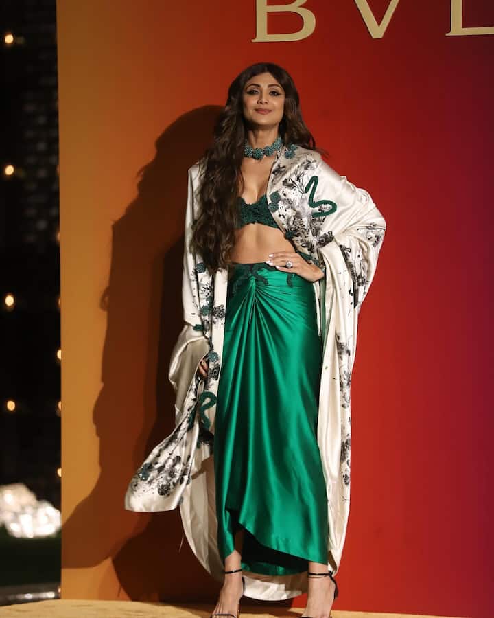 बॉलीवुड की सदाबहार डीवा, शिल्पा शेट्टी ने इस बार भी स्टाइलिश अंदाज में दिखीं. उन्होंने शाही सफेद केप के साथ को-ऑर्ड सेट स्टाइल किया, जो निश्चित रूप से उन्हें सबसे अलग दिखा रहा है.