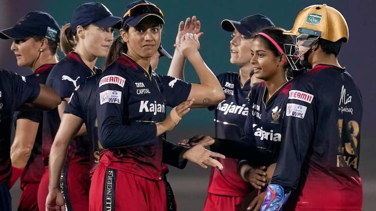 WPL 2024 RCB won by 5 runs against Mumbai Indians Women Ellyse Perry Shreyanka Patil Eliminator WPL 2024 Final: RCB के लिए गेम चेंजर रहीं श्रेयंका पाटिल, मुंबई की हार के पीछे ये रहा बड़ा कारण