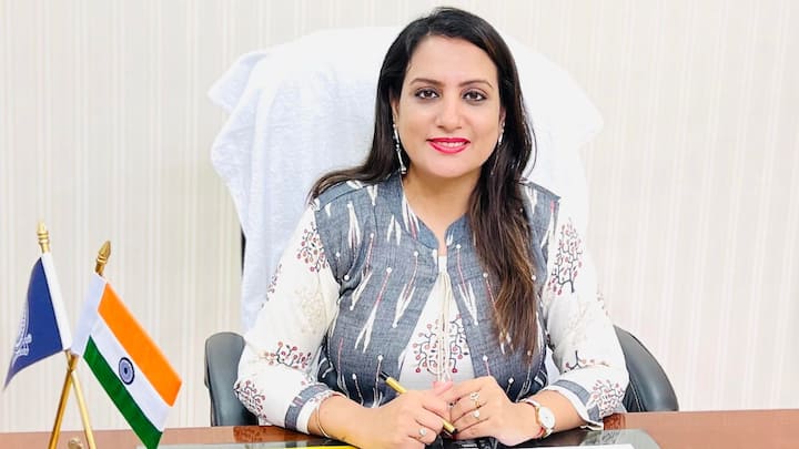 हम बात कर रहे हैं आईएएस अधिकारी सोनल गोयल की जो कि बेहद खूबसूरत भी हैं. सोशल मीडिया पर भी इनके अच्छे खासे फॉलोअर्स हैं.