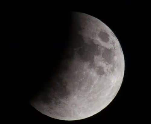 ਚੰਦਰ ਗ੍ਰਹਿਣ ਦਾ ਜੋਤਿਸ਼ ਸ਼ਾਸਤਰ ਵਿੱਚ ਵਿਸ਼ੇਸ਼ ਮਹੱਤਵ ਹੈ। ਜਦੋਂ ਧਰਤੀ ਸੂਰਜ ਅਤੇ ਚੰਦ ਦੇ ਵਿਚਕਾਰ ਆਉਂਦੀ ਹੈ, ਤਾਂ ਚੰਦਰ ਗ੍ਰਹਿਣ ਹੁੰਦਾ ਹੈ। ਵਿਗਿਆਨ ਵਿੱਚ ਇਸ ਨੂੰ ਇੱਕ ਖਗੋਲ-ਵਿਗਿਆਨਕ ਵਰਤਾਰਾ ਮੰਨਿਆ ਜਾਂਦਾ ਹੈ, ਜਦੋਂ ਕਿ ਮਿਥਿਹਾਸਕ ਮਾਨਤਾਵਾਂ ਵਿੱਚ ਇਸਨੂੰ ਰਾਹੂ-ਕੇਤੂ ਨਾਲ ਜੋੜ ਕੇ ਦੇਖਿਆ ਜਾਂਦਾ ਹੈ।