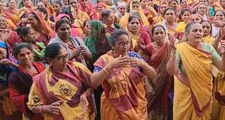Anganwadi: આંગણવાડી બહેનોનો પગાર કાપી લેવાતા ભાવનગર જિ.પં.માં ધરણાં, વિરોધના દ્રશ્યો આવ્યા સામે