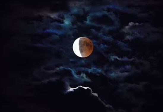 ਚੰਦਰ ਗ੍ਰਹਿਣ ਦੇ ਸਮੇਂ ਕਿਸੇ ਵੀ ਚੀਜ਼ ਨੂੰ ਤਿਆਰ ਕਰਨ ਅਤੇ ਖਾਣ ਤੋਂ ਪਰਹੇਜ਼ ਕਰਨਾ ਚਾਹੀਦਾ ਹੈ ਕਿਉਂਕਿ ਅਜਿਹਾ ਮੰਨਿਆ ਜਾਂਦਾ ਹੈ ਕਿ ਗ੍ਰਹਿਣ ਦੇ ਸਮੇਂ ਭੋਜਨ ਅਸ਼ੁੱਧ ਹੋ ਜਾਂਦਾ ਹੈ। ਜੇਕਰ ਖਾਣਾ ਪਹਿਲਾਂ ਹੀ ਤਿਆਰ ਹੈ ਤਾਂ ਇਸ 'ਚ ਤੁਲਸੀ ਦੀਆਂ ਪੱਤੀਆਂ ਮਿਲਾ ਦਿਓ। ਚੰਦਰ ਗ੍ਰਹਿਣ ਦੀ ਰਾਤ ਨੂੰ ਸ਼ਮਸ਼ਾਨਘਾਟ ਜਾਂ ਨਕਾਰਾਤਮਕ ਸਥਾਨਾਂ 'ਤੇ ਜਾਣ ਤੋਂ ਬਚਣਾ ਚਾਹੀਦਾ ਹੈ।