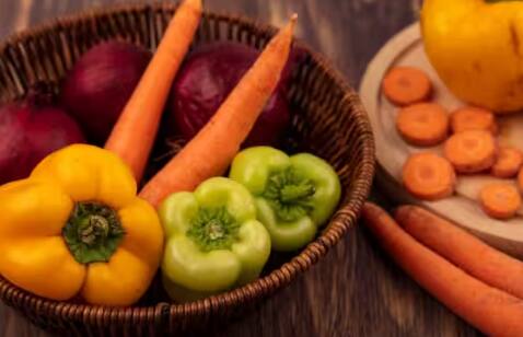 ਇਸ ਨੂੰ ਨਮੀ ਵਾਲੀਆਂ ਥਾਵਾਂ ਤੋਂ ਦੂਰ ਰੱਖੋ ਨਹੀਂ ਤਾਂ ਇਹ ਤੁਰੰਤ ਸੜਨ ਲੱਗ ਜਾਵੇਗਾ। ਪਿਆਜ਼ ਨੂੰ ਇੱਕ ਜਾਲੀ ਵਾਲੀ ਟੋਕਰੀ ਵਿੱਚ ਰੱਖੋ ਤਾਂ ਕਿ ਉਸ ਨੂੰ ਚਾਰੇ ਪਾਸਿਓਂ ਹਵਾ ਮਿਲੇ।