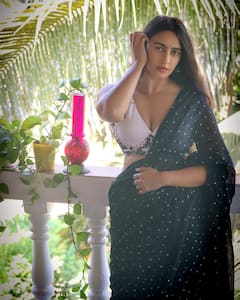 Megha Shukla Photo: ખુલ્લા વાળ અને ડીપનેક બ્લાઉઝમાં મેઘા શુક્લાનો કાતિલ અંદાજ