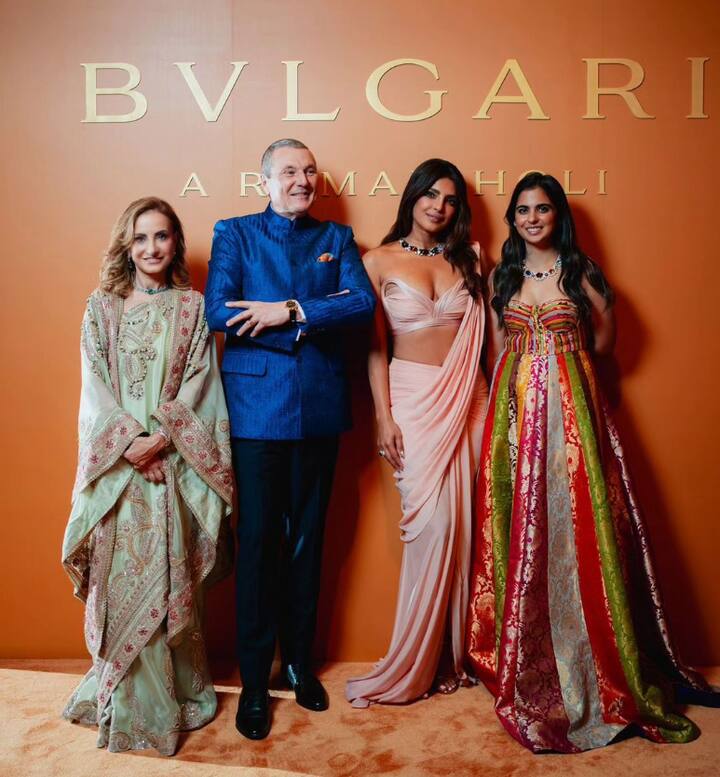 ईशा अंबानी ने ग्लोबल स्टार प्रियंका चोपड़ा और बुल्गरी के मालिक कके साथ भी पोज दिए. इस तस्वीर में सभी काफी कमाल लगे.
