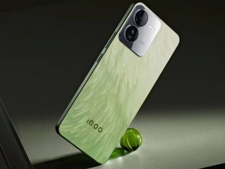 iQOO Z9 5Gમાં 6.67-ઇંચની પૂર્ણ HD+ AMOLED ડિસ્પ્લે છે, જે 90Hz રિફ્રેશ રેટને સપોર્ટ કરે છે. સ્ક્રીનની પીક બ્રાઇટનેસ 1800 Nits છે.