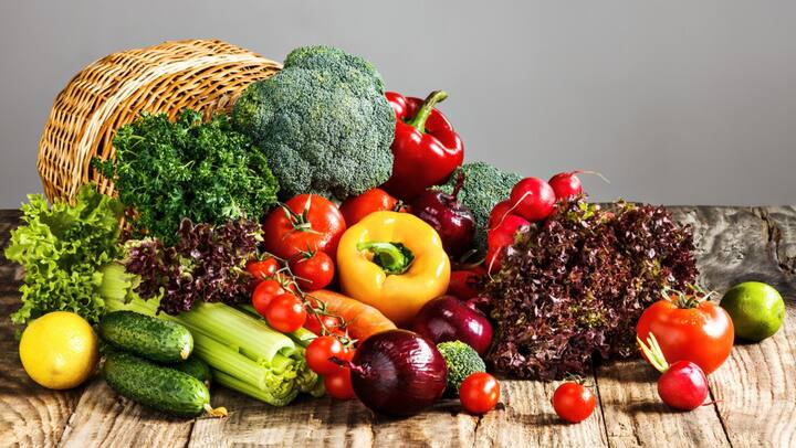 फ्रिज में सही तरीके से रखें: सब्जियों और फलों को फ्रिज में रखने से पहले उन्हें अच्छी तरह से साफ करें. कुछ फलों और सब्जियों को अलग-अलग रखना चाहिए क्योंकि कुछ फल गैस छोड़ते हैं जो दूसरे फलों और सब्जियों को जल्दी खराब कर सकते हैं.