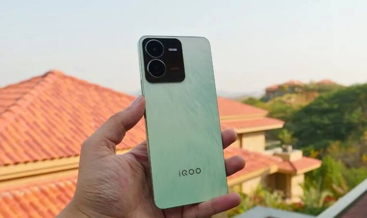 આમાં 8GB રેમ અને 256GB સુધી સ્ટોરેજનો ઓપ્શન છે. તમે માઇક્રો SD કાર્ડની મદદથી સ્ટોરેજને 1TB સુધી વધારી શકો છો.