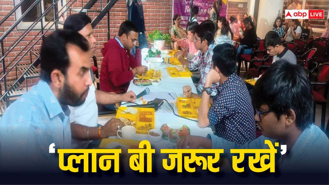 Rajasthan News: कोटा कलेक्टर ने भजन और गाना गाकर छात्रों का तनाव किया दूर, दी ये नसीहत Rajasthan Kota DM Ravindra Goswami met students gave life tips ANN Rajasthan News: कोटा कलेक्टर ने भजन और गाना गाकर छात्रों का तनाव किया दूर, दी ये नसीहत