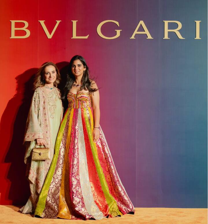 15 मार्च को अंबानी परिवार के हाउस एंटिलिया में ईशा अंबानी ने  बुल्गरी के साथ मिलकर होली पार्टी का आयोजन किया  था. इस पार्टी में अंबानी परिवार की बेटी ईशा अंबानी ने अपने लुक से पूरी महफिल लूट ली.