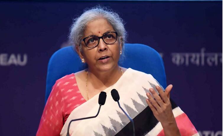Finance Minister  Nirmala Sitharaman explained about the 5 day week of bank employees बँक कर्मचाऱ्यांना 5 दिवसांचा आठवडा होणार का? अर्थमंत्री सीतारामन यांनी दिलं स्पष्टीकरण