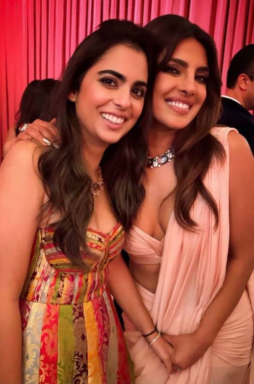 हालांकि ईशा ने अपने लुक से ग्लोबल स्टार प्रियंका को भी मात दे दी. ईशा के इस लुक की हर तरफ तारीफ भी हो रही है.