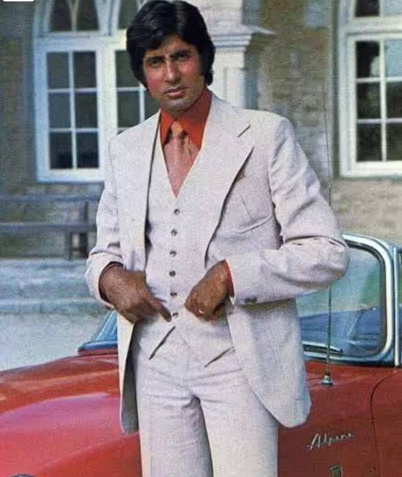 ਅੱਜ 81 ਸਾਲ ਦੀ ਉਮਰ ਵਿੱਚ ਵੀ ਅਮਿਤਾਭ ਬੱਚਨ ਉਸੇ ਜੋਸ਼ ਅਤੇ ਉਤਸ਼ਾਹ ਨਾਲ ਆਪਣਾ ਕਿਰਦਾਰ ਨਿਭਾਉਂਦੇ ਨਜ਼ਰ ਆ ਰਹੇ ਹਨ। ਅਮਿਤਾਭ ਬੱਚਨ ਆਪਣੀ ਦਮਦਾਰ ਆਵਾਜ਼ ਅਤੇ ਸ਼ਾਨਦਾਰ ਅਦਾਕਾਰੀ ਨਾਲ ਪਛਾਣੇ ਜਾਂਦੇ ਹਨ। ਪਰ ਇਸ ਤੋਂ ਇਲਾਵਾ ਇਕ ਹੋਰ ਚੀਜ਼ ਹੈ ਜੋ ਉਨ੍ਹਾਂ ਨੂੰ ਦੂਜੇ ਸਿਤਾਰਿਆਂ ਤੋਂ ਵੱਖ ਕਰਦੀ ਹੈ। ਅਰਥਾਤ ਆਪਣੇ ਕੰਮ ਪ੍ਰਤੀ ਸੰਪੂਰਨਤਾ ਦੀ ਹੱਦ ਤੱਕ ਮਿਹਨਤ ਕਰਨੀ।