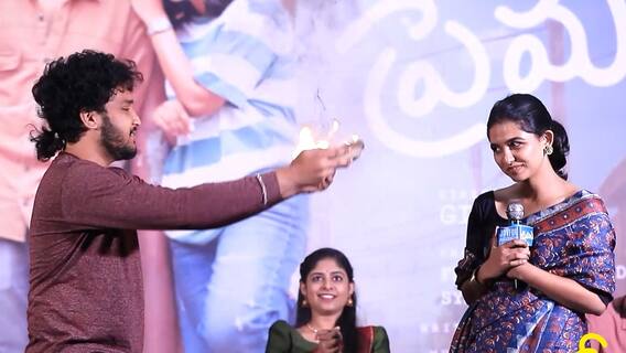 ప్రేమలు సక్సెస్ మీట్ లో ఫ్యాన్ బాయ్ మూమెంట్ క్రియేట్ చేసిన మీమర్