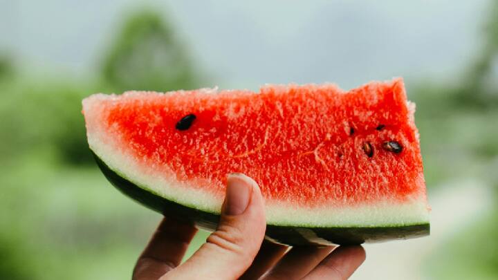 Watermelon Facial : जे त्वचा निरोगी आणि चमकदार बनविण्यास मदत करतात. टरबूजचे थंड आणि हायड्रेटिंग गुणधर्म चेहऱ्यासाठी खूप चांगले मानले जातात.