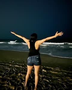 Ritika Singh Photos: బీచ్ లో బాక్సింగ్ బ్యూటీ - ప్రకృతిని మస్త్ ఎంజాయ్ చేస్తోంది!