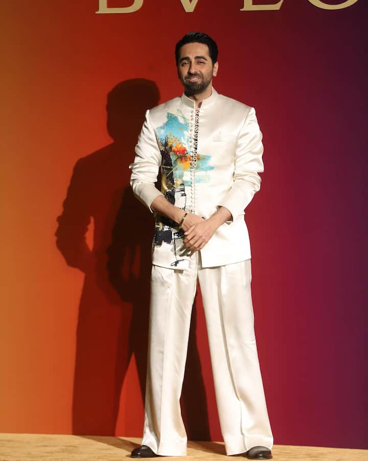 एक्ट्रेसेज के साथ एक्टर्स ने भी फैशनेबल दिखने में कोई कसर नहीं छोड़ी. अभिनेता आयुष्मान खुराना ने इस कार्यक्रम के लिए खुद को सबसे रिस्की लुक में कैरी किया. उन्होंने सफेद कढ़ाईदार सूट में अपना लुक पूरा किया.