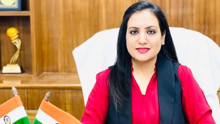 सीएस की पढ़ाई के समय सोनल ने यूपीएससी एग्जाम देने का मन बनाया था. हालांकि उनके पिता ने उनसे प्लान बी तैयार रखने के लिए कहा था. जिस पर उन्होंने एलएलबी किया था.
