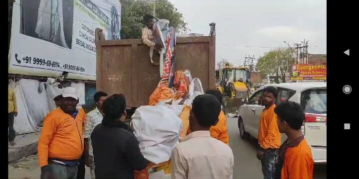 एडीएम सिटी अंजनी कुमार सिंह, एसपी सिटी कृष्ण बिश्नोई, अपर नगर आयुक्त निरंकार सिंह, सिटी मजिस्ट्रेट बैनर और होर्डिंग्स को उतरवाने सड़कों पर उतरे. शनिवार की दोपहर लोकसभा चुनाव की अधिसूचना जारी होने के बाद अधिकारी आदर्श आचार संहिता का पालन कराने में जुट गये हैं.