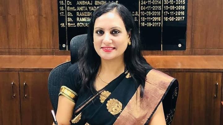 सोनल ने कुछ समय के लिए एक कंपनी में कंपनी सचिव के रूप में भी कार्य किया था.
