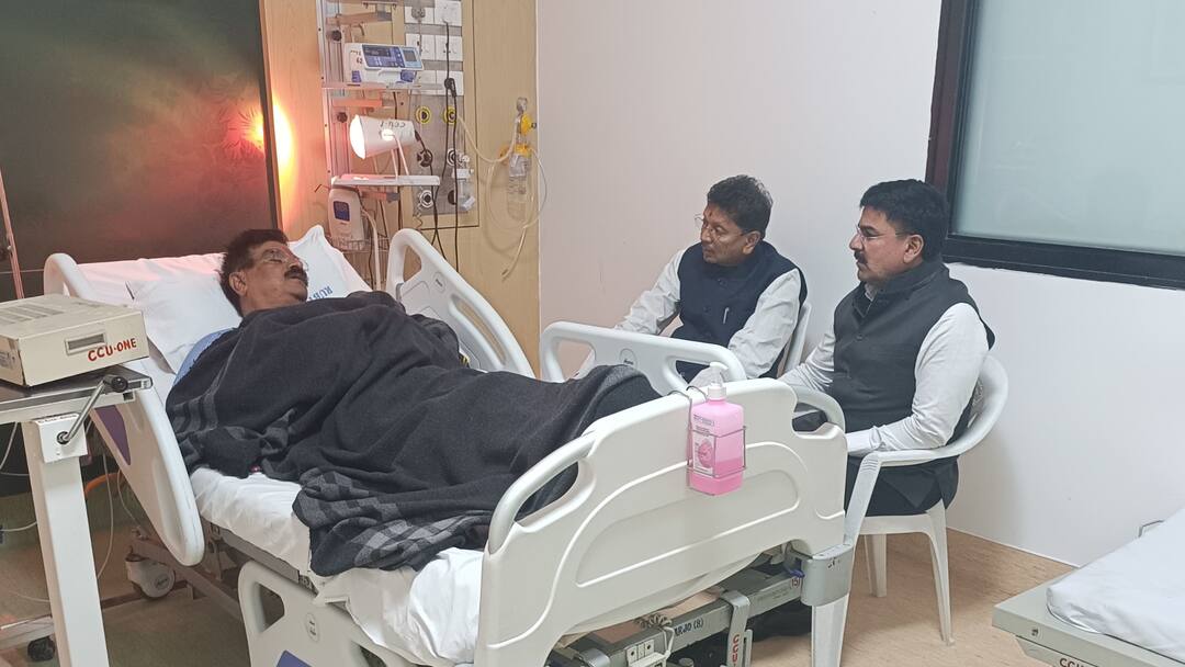 baramati loksabha constutuency 2024 shivsena leader  Deepak Kesarkar Meet Vijay Shivtare in ruby hall hospital Pune maharsahtra political News Deepak Kesarkar Meet Vijay Shivtare : दीपक केसरकर आणि विजय शिवतारेंमध्ये पुण्यातील रुग्णालयात बंद दाराआड चर्चा; नाराजी दूर करण्याचा मुख्यमंत्र्यांकडून प्रयत्न?