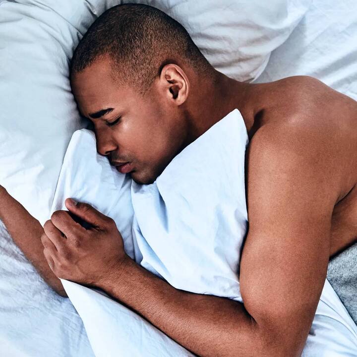 ਅੱਜਕਲ ਬਹੁਤ ਸਾਰੇ ਲੋਕ ਇਨਸੌਮਨਿਆ ਦੇ ਸ਼ਿਕਾਰ ਹਨ। ਇਹ ਇੱਕ ਆਮ ਸਮੱਸਿਆ ਬਣ ਗਈ ਹੈ, ਜੋ ਕਿਸੇ ਨੂੰ ਵੀ ਪ੍ਰਭਾਵਿਤ ਕਰ ਸਕਦੀ ਹੈ। ਇਸ ਦੇ ਪਿੱਛੇ ਕਈ ਕਾਰਨ ਹੋ ਸਕਦੇ ਹਨ। ਤਣਾਅ ਤੋਂ ਲੈ ਕੇ ਲੰਬੇ ਸਮੇਂ ਤੱਕ ਸਕ੍ਰੀਨ ਦੀ ਵਰਤੋਂ ਕਰਨ ਨਾਲ ਸਾਡੀ ਨੀਂਦ ਬਹੁਤ ਪ੍ਰਭਾਵਿਤ ਹੁੰਦੀ ਹੈ।