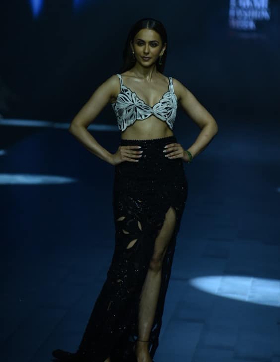 वहीं नई नवेली दुल्हन रकुल प्रीत सिंह ने भी लैक्मे फैशन वीक में हिस्सा लिया.