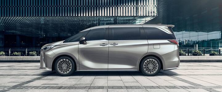 lexus LM 350h மாடலின் தொடக்க விலை ரூ.2 கோடி. 2.5-லிட்டர், 4-சிலிண்டர் செல்ஃப்-சார்ஜிங் ஹைப்ரிட் இன்ஜின் உள்ளது