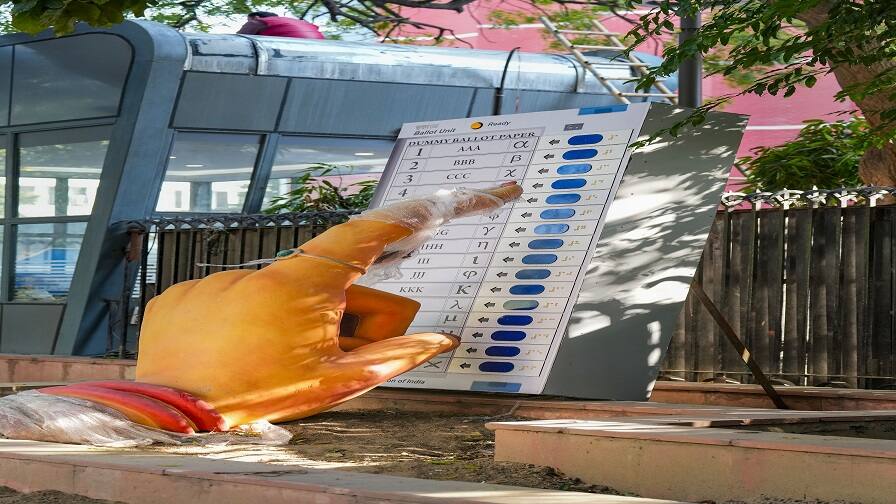 Lok Sabha Elections 2024: Know code of conduct and know which work banned Model Code of Conduct: આદર્શ આચાર સંહિત લાગુ થયા બાદ નથી થઈ શકતા આ કામ, રાજકીય પક્ષો પર લાગી જાય છે આ પ્રતિબંધ