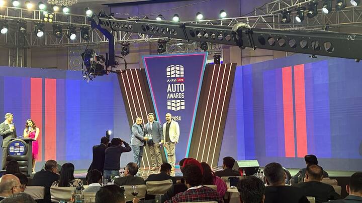 Premium SUV of The Year: प्रीमियम कार ऑफ द ईयर के अवॉर्ड में भी बीएमडब्ल्यू की गाड़ी ने बाजी मारी. BMW X1 को इस कैटेगरी के विनर के तौर पर चुना गया.