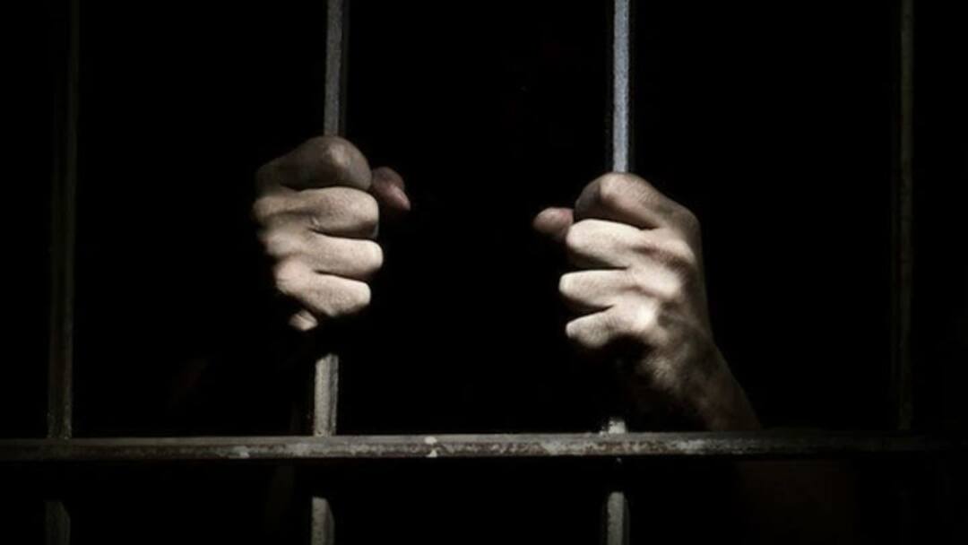 Mumbai Crime News: मुंबई में कोस्ट गार्ड के दो कर्मचारियों ने सहकर्मी की 15 साल की बेटी से किया रेप, हुए गिरफ्तार Indian Coast Guard Two workers arrested Accused of raping colleague daughter Mumbai Crime News: मुंबई में कोस्ट गार्ड के दो कर्मचारियों ने सहकर्मी की 15 साल की बेटी से किया रेप, हुए गिरफ्तार