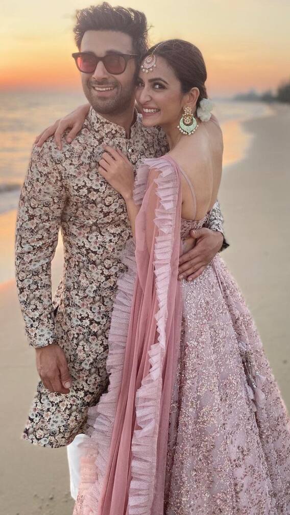 पुलकित-कृति की शादी के इनविटेशन की हर चीज है बेहद खास, देखें तस्वीरें