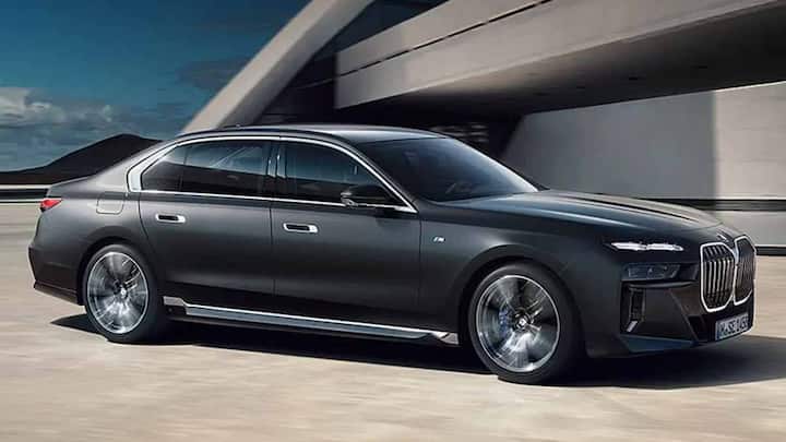 BMW 7 SERIES: बीएमडब्ल्यू की ये कार 16.55 km/L का माइलेज देती है. इस कार के पेट्रोल और डीजल दोनों वेरिएंट मार्केट में मौजूद हैं. बीएमडब्ल्यू के इस मॉडल की कीमत 1.82 करोड़ रुपये है.