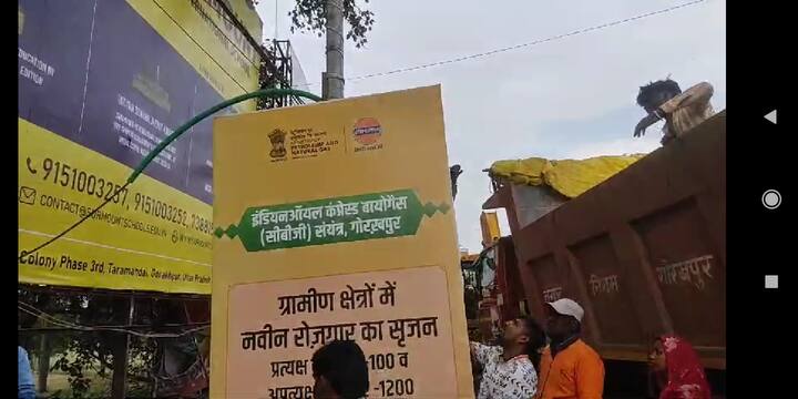 राजनीतिक पार्टियों के बैनर-होर्डिंग को उतार कर नगर निगम भेज दिया गया. अपर नगर आयुक्त निरंकार सिंह ने पैडलेगंज चौराहे से प्रचार सामग्री को हटाने की शुरुआत की. प्रचार सामग्रियों को उतारने के बाद वाहनों में लादकर नगर निगम भेजा गया.